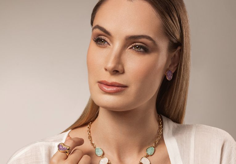 mujer con joyas piedras naturales